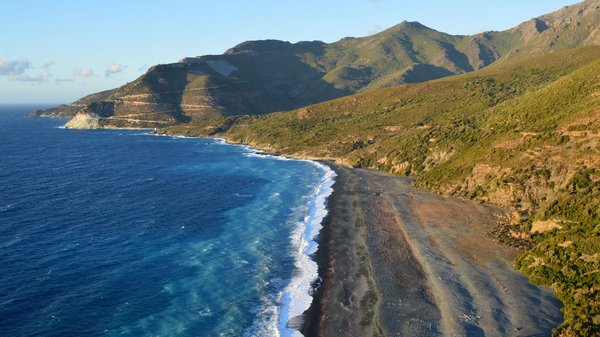 Où trouver une offre pour des vacances en camping naturiste pas cher en Corse du Nord ?